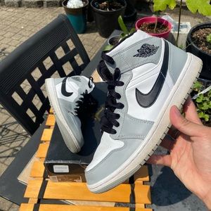 Air Jordan 1 Mid ‘Smoke Grey’ 554724-092 Mens size 8